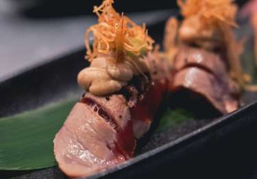 Moderné nigiri - Tuniak modroplutvý, foie gras, wasabi kizame, šalotkové chipsy│Modern nigiri - Bluefin tuna, foie gras, wasabi kizame, shallot chips